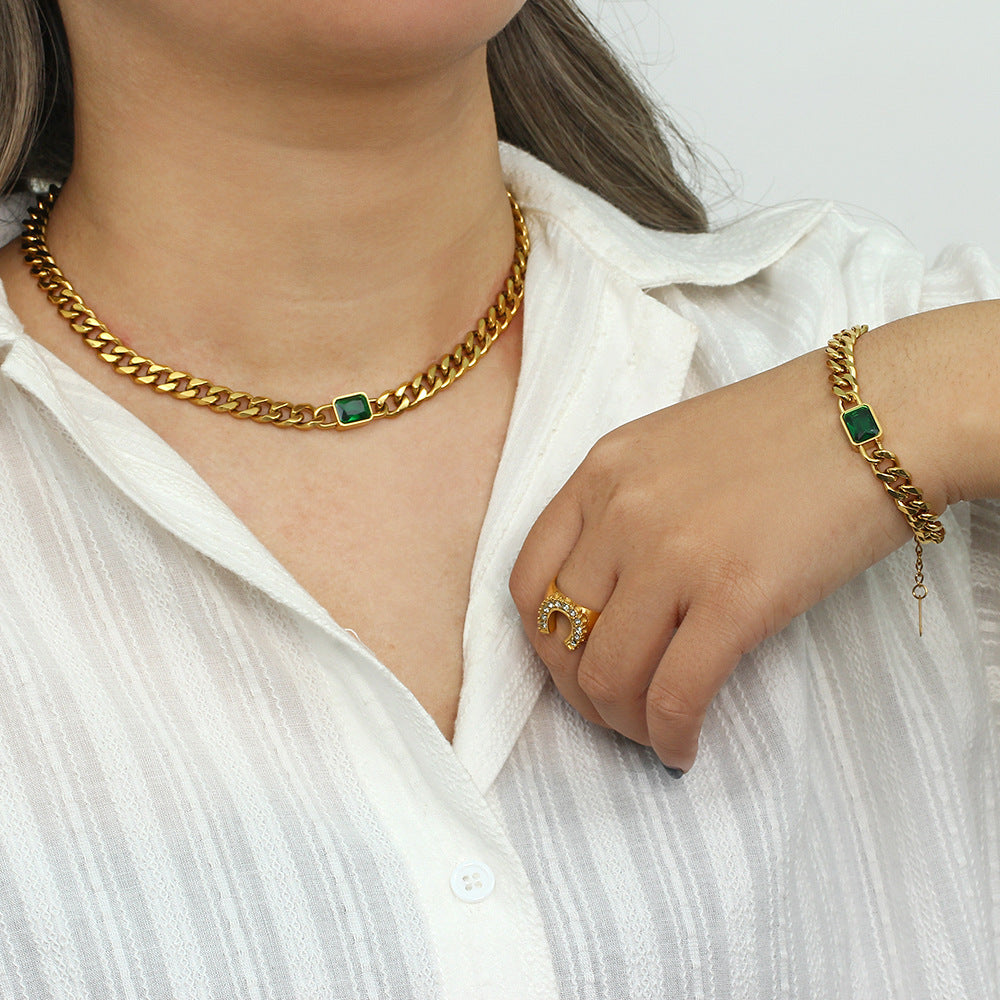 Collar con colgante cuadrado