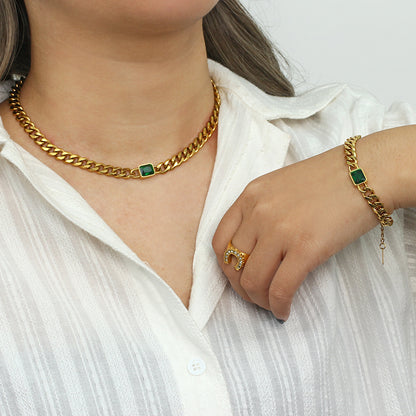 Collar con colgante cuadrado