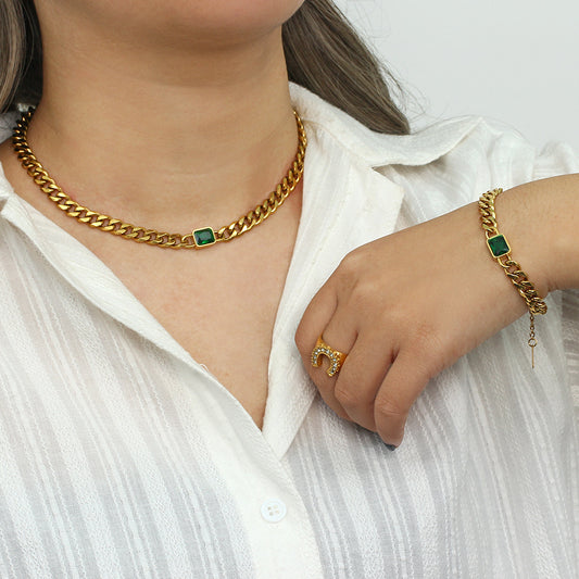 Collar con colgante cuadrado
