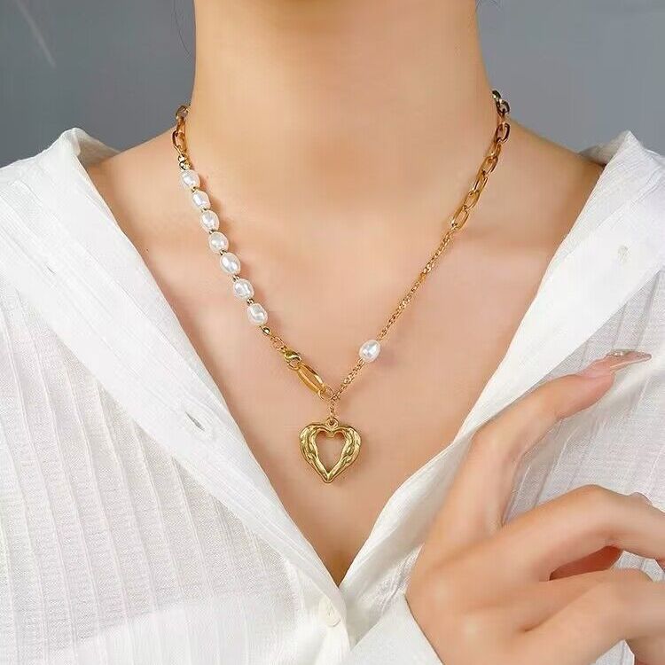 Collar de perlas con cadena apilada
