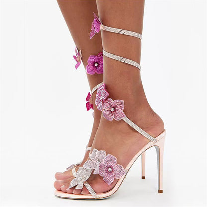 Tacones altos con flores de encaje