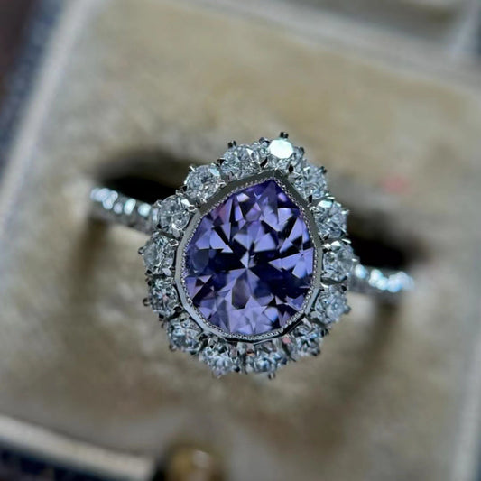Anillo geométrico de diamantes morados para mujer