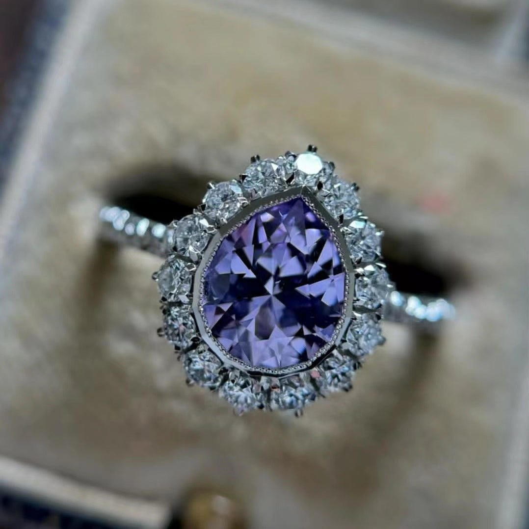 Anillo geométrico de diamantes morados para mujer
