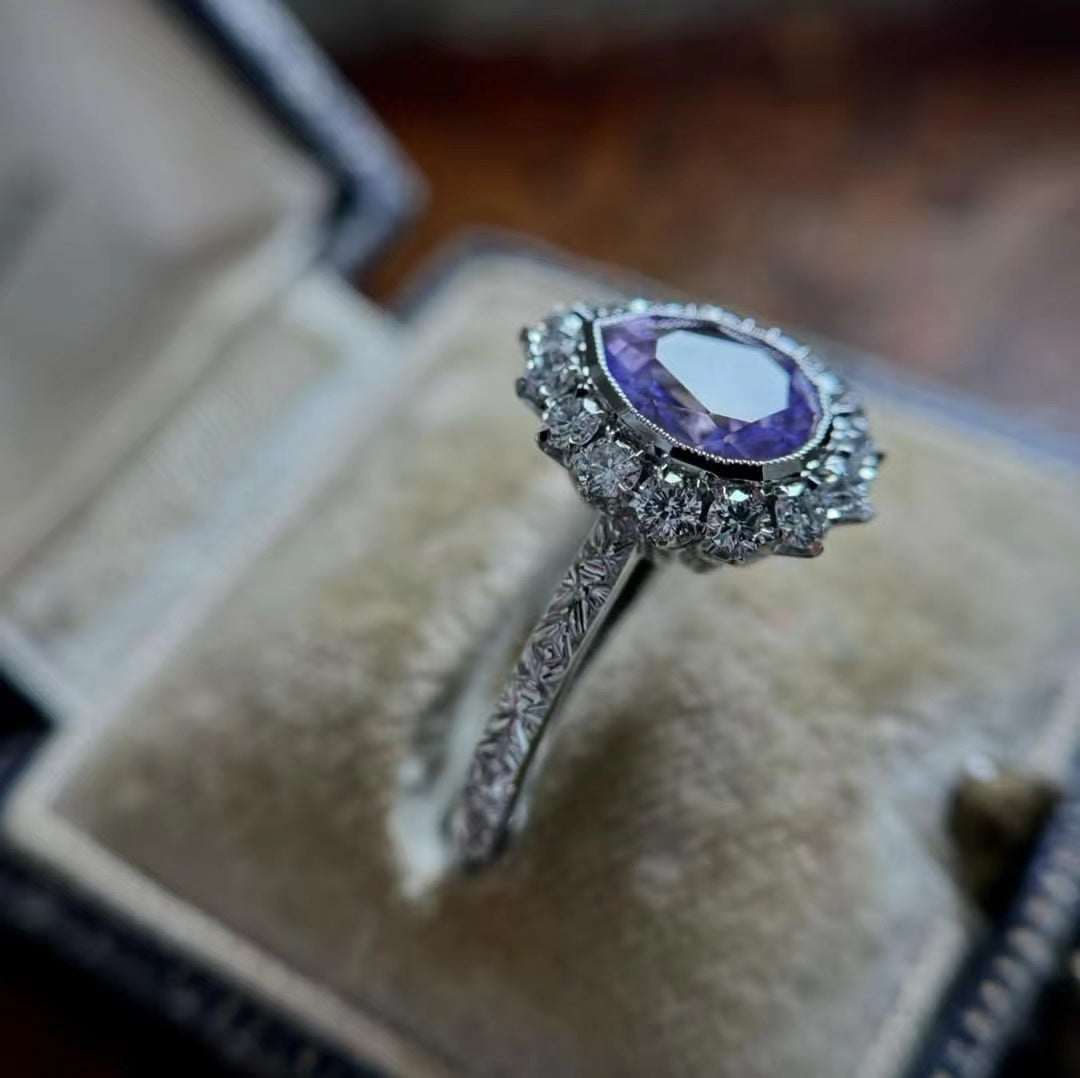 Anillo geométrico de diamantes morados para mujer