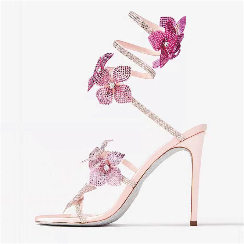 Tacones altos con flores de encaje