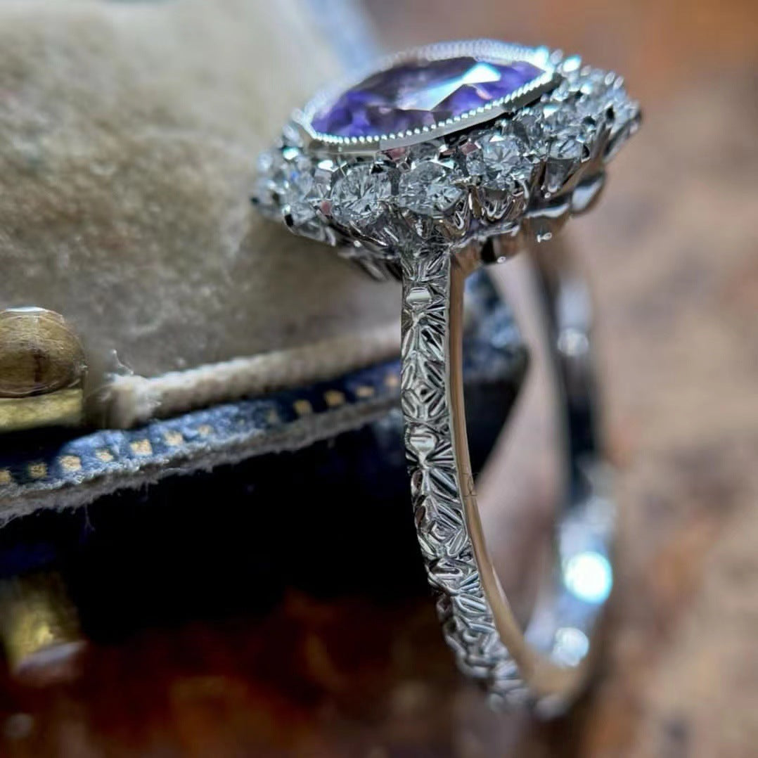 Anillo geométrico de diamantes morados para mujer